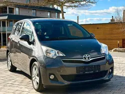 Grau Gebraucht 2012 Toyota Verso-S Van / Kleinbus | 5.000 € (Fairer Preis)