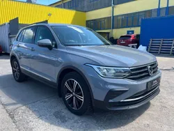Mondsteingrau Gebraucht 2020 VW Tiguan Life SUV | 26.990 € (Etwas zu teuer)