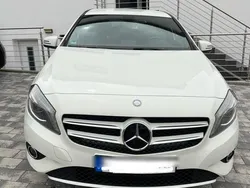 Weiß Gebraucht 2013 Mercedes A180 Limousine | 9.000 €
