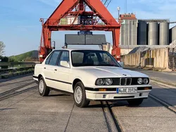 Weiß Gebraucht 1988 BMW 316 Limousine | 8.500 €