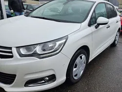 Weiß Gebraucht 2017 Citroën C4 Attraction Limousine | 8.400 € (Etwas zu teuer)