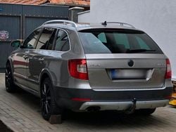 Grau Gebraucht 2013 Skoda Superb Scout 4x4 Kombi | 11.050 € (Fairer Preis)