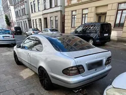Grau Gebraucht 1999 Mercedes R320 Van / Kleinbus | 2.000 €