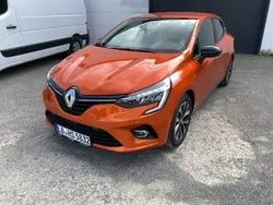 Valenciaorange metallic Gebraucht 2022 Renault Clio V Zen Limousine | 15.790 € (Guter Preis)