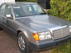 Grau Gebraucht 1991 Mercedes E230 Limousine | 2.499 €