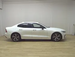 Ice white / solid Gebraucht 2022 Volvo S60 R-Design Limousine | 27.480 € (Guter Preis)