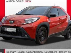 Chili red perleffekt/ night sky black Gebraucht 2023 Toyota Aygo Comfort Kleinwagen | 15.989 € (Fairer Preis)