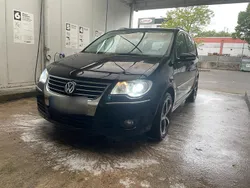 Schwarz Gebraucht 2009 VW Touran Van / Kleinbus | 4.500 € (Fairer Preis)