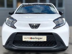 Schneeweiß Gebraucht 2022 Toyota Aygo X-play Kleinwagen | 15.555 € (Fairer Preis)