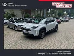 Dynamicgrey metallic / dach schwarz Gebraucht 2024 Toyota Yaris Hybrid Plus | 37.760 €