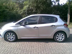 Silber Gebraucht 2017 Peugeot 208 Access Kleinwagen | 6.450 € (Guter Preis)