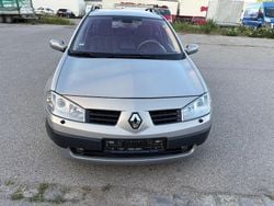 Grau Gebraucht 2003 Renault Mégane II Limousine | 2.200 € (Etwas zu teuer)