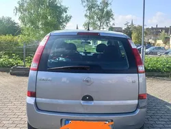 Grau Gebraucht 2003 Opel Meriva Van / Kleinbus | 1.650 € (Fairer Preis)