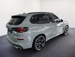 Brooklyn grau brooklyn grau brooklyn grau Gebraucht 2025 BMW X5 M Sport SUV | 101.919 € (Teuer)