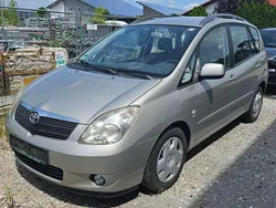 Grau Gebraucht 2002 Toyota Corolla Verso Van / Kleinbus | 2.700 € (Fairer Preis)