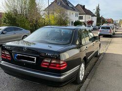 Schwarz Gebraucht 2001 Mercedes E220 Limousine | 4.999 €