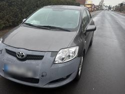 Grau Gebraucht 2009 Toyota Auris Limousine | 2.500 €