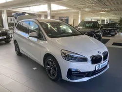 Mineralweiss metallic Gebraucht 2021 BMW 220 Gran Tourer Sport Line Van / Kleinbus | 26.390 € (Fairer Preis)