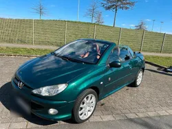 Grün Gebraucht 2004 Peugeot 206 CC Roland Garros Cabrio | 2.850 € (Etwas zu teuer)