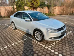 Silber Gebraucht 2012 VW Jetta Highline Limousine | 7.999 € (Fairer Preis)