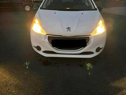 Weiß Gebraucht 2013 Peugeot 208 Kleinwagen | 2.999 € (Guter Preis)