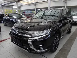 Rubinschwarz Gebraucht 2018 Mitsubishi Outlander P-HEV Top SUV | 19.990 € (Etwas zu teuer)