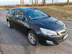 Schwarz Gebraucht 2011 Opel Astra Kombi | 2.100 € (Guter Preis)