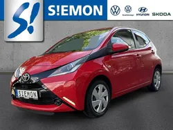 Rot Gebraucht 2015 Toyota Aygo X-play Kleinwagen | 5.930 € (Etwas zu teuer)