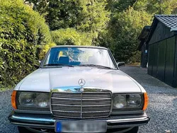 Silber Gebraucht 2025 Mercedes 200 Limousine | 10.900 €