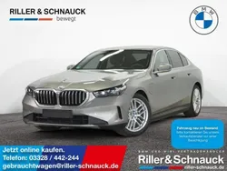 Oxidgrau Gebraucht 2024 BMW 530e Comfort Edition Limousine | 59.950 € (Fairer Preis)