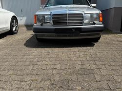 Silber Gebraucht 1991 Mercedes E320 Limousine | 10.750 €