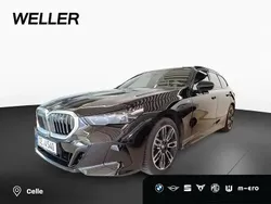 Saphirschwarz (schwarz) Gebraucht 2024 BMW 520 M Sport Kombi | 48.850 € (Superpreis)