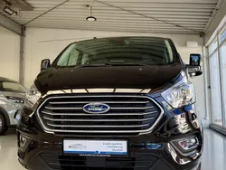Obsidianschwarz Gebraucht 2023 Ford Tourneo Custom Van / Kleinbus | 41.590 € (Fairer Preis)