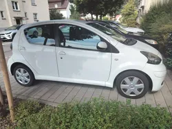 Weiß Gebraucht 2011 Toyota Aygo City Kleinwagen | 3.800 € (Fairer Preis)