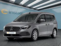 Grau Gebraucht 2022 Mercedes T180 Van / Kleinbus | 29.599 € (Teuer)