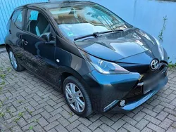 Grau Gebraucht 2016 Toyota Aygo X-play Kleinwagen | 7.490 € (Fairer Preis)