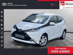 Weiss Gebraucht 2016 Toyota Aygo X-play Kleinwagen | 10.900 € (Fairer Preis)