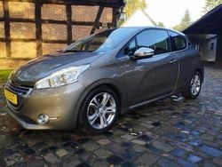 Grau Gebraucht 2012 Peugeot 208 Allure Kleinwagen | 5.350 €
