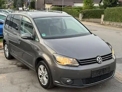 Grau Gebraucht 2013 VW Touran Life Van / Kleinbus | 3.999 € (Guter Preis)