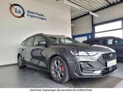 Grau Gebraucht 2024 Ford Focus ST-Line X Limousine | 27.950 € (Fairer Preis)