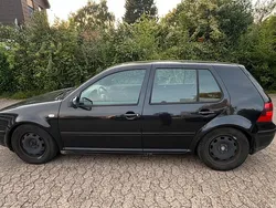 Schwarz Gebraucht 2003 VW Golf IV Kleinwagen | 600 € (Fairer Preis)