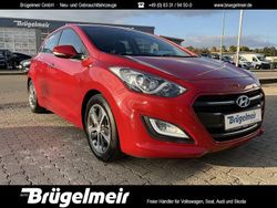 Rot Gebraucht 2015 Hyundai i30 YES! Gold Limousine | 9.890 € (Etwas zu teuer)