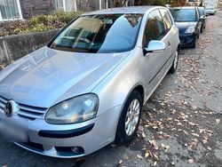 Grau Gebraucht 2005 VW Golf V Kleinwagen | 2.000 €