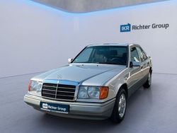 Silber Gebraucht 1993 Mercedes E220 Limousine | 9.000 €