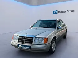 Silber Gebraucht 1993 Mercedes E220 Limousine | 16.990 €