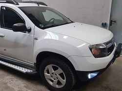 Weiß Gebraucht 2011 Dacia Duster Lauréate SUV | 5.900 € (Fairer Preis)