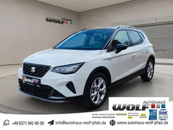 "candy" weiss Gebraucht 2024 Seat Arona FR SUV | 22.850 € (Fairer Preis)