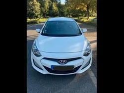 Weiß Gebraucht 2016 Hyundai i30 Trend Kombi | 10.900 € (Fairer Preis)