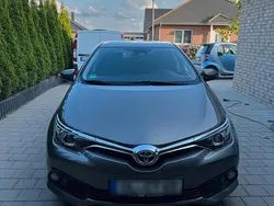 Grau Gebraucht 2016 Toyota Auris Hybrid Kleinwagen | 14.380 € (Etwas zu teuer)