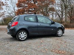 Grau Gebraucht 2006 Renault Clio II Limousine | 1.550 € (Fairer Preis)